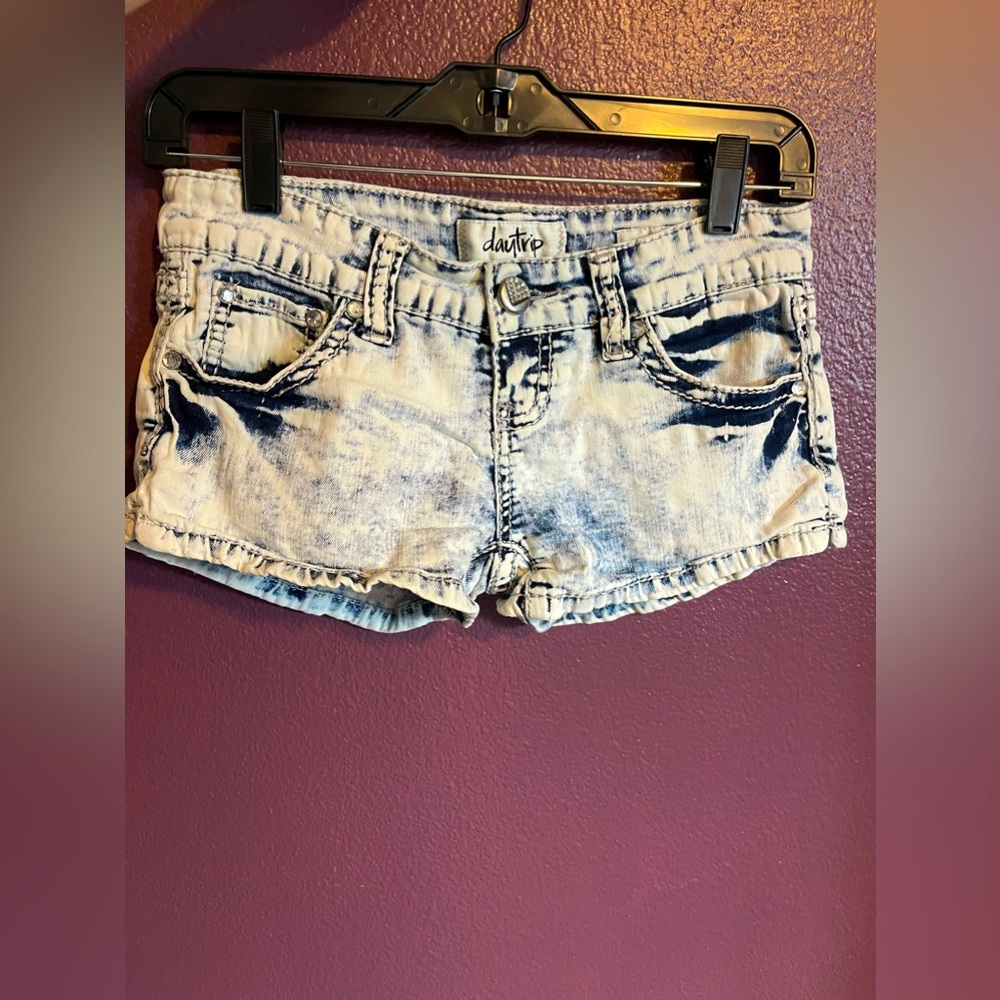 Daytrip low rise Gemini acid wash shorts